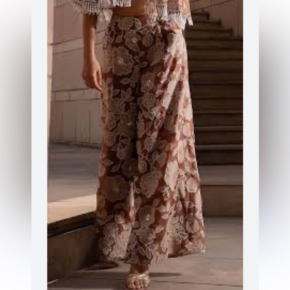 DR2 floral wide leg pants. Size medium NWT